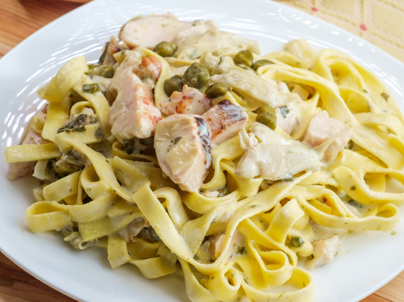 Macarrão com Frango e Alcaparras em Molho Cremoso